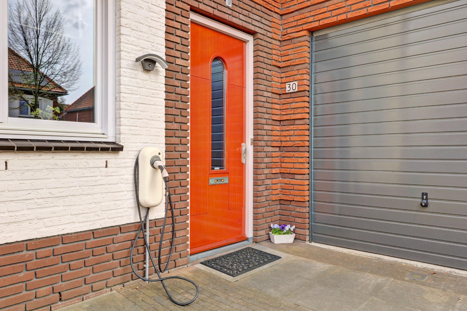 Luxe en royale 5-kamer 2-onder-1-kap woning met garage, eigen parkeerplaats, sauna én zonnige tuin op het zuiden en gelegen in een rustige straat! 