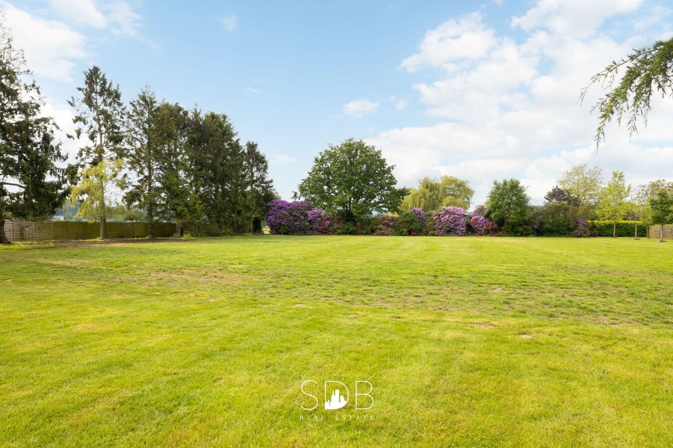 Prachtige villa met zwembad, paardenstallen, paddock en grasland op 1,3HA 