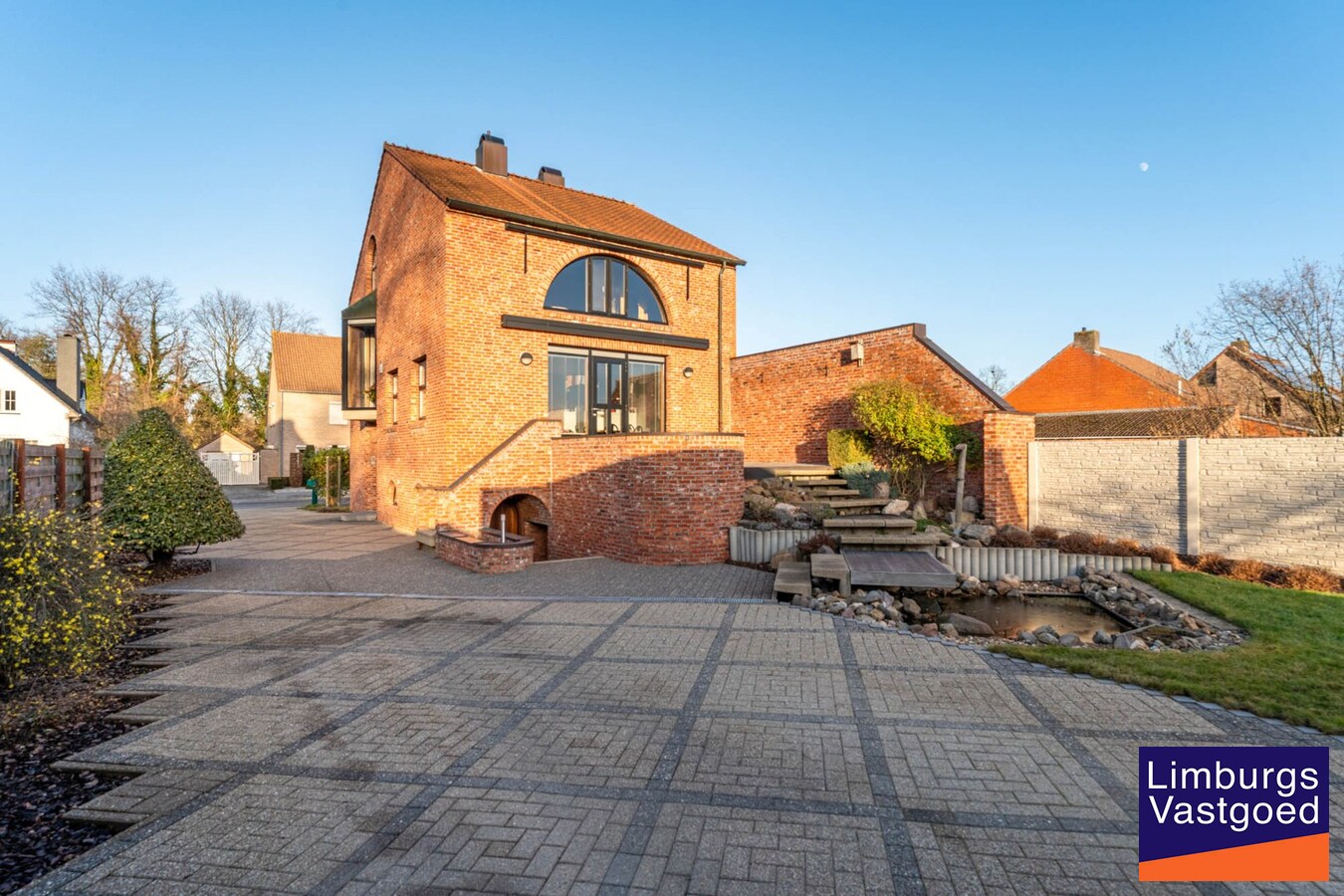 Gezinswoning met zuidgerichte tuin en garage, 5a 85ca 