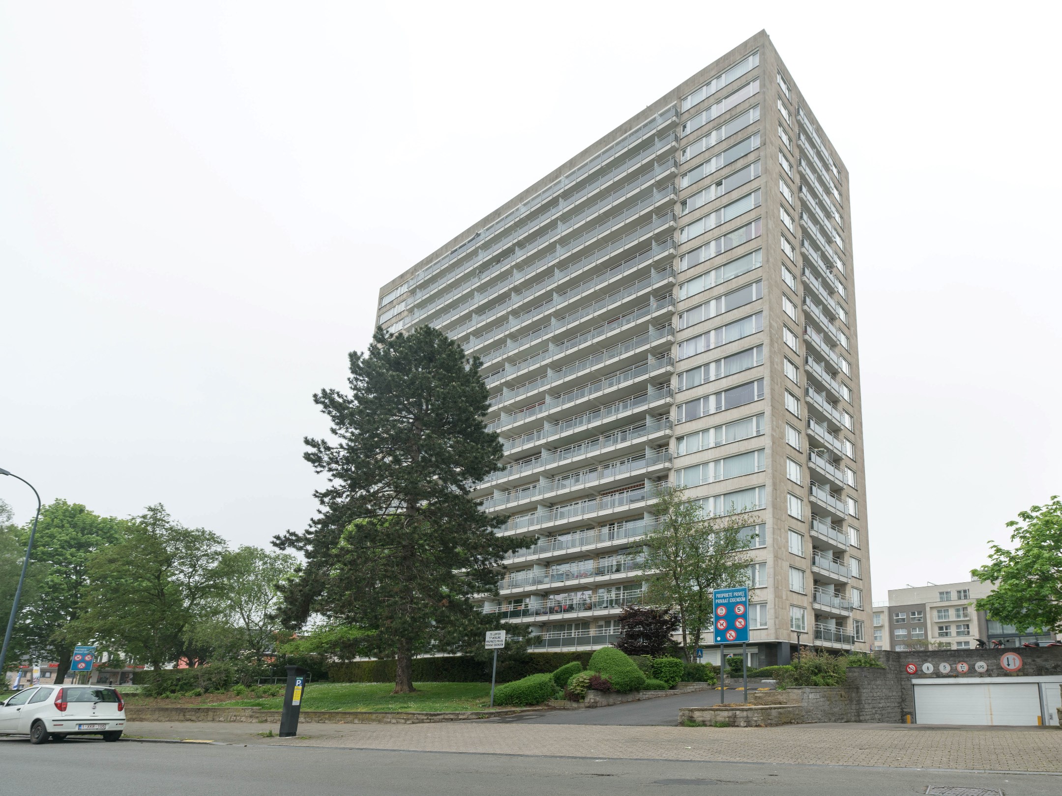 Lichtrijk appartement met 2 kamers en garagebox 