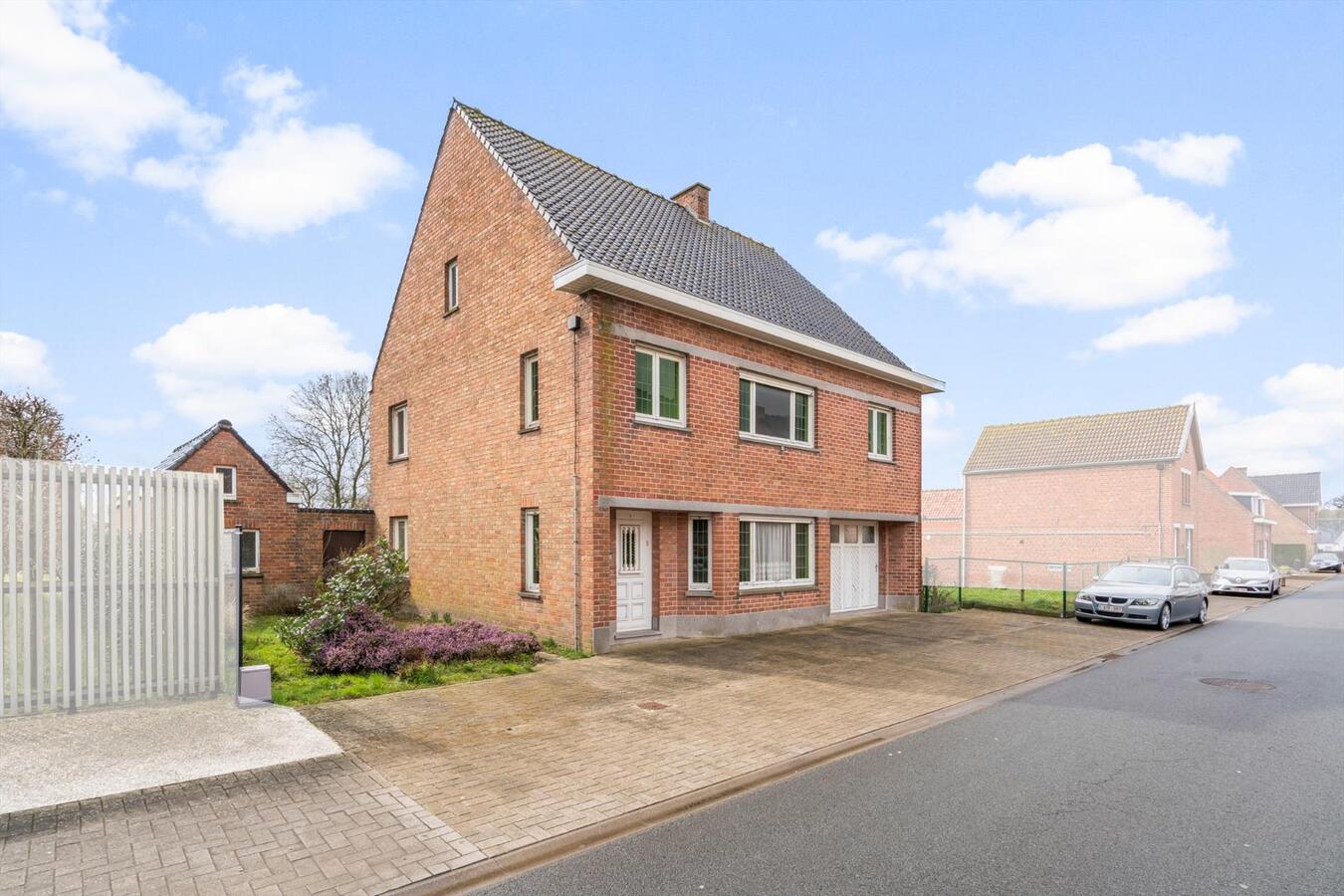 Rustige gelegen open bebouwing met bouwgrond op 1780 m² te Koekelare 