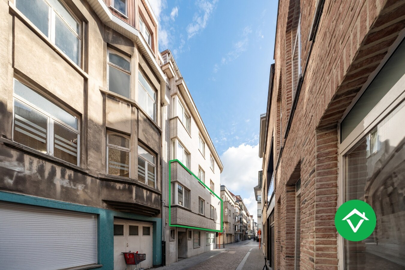 Instapklaar bemeubeld hoekappartement met 2 slaapkamers te koop in Oostende 