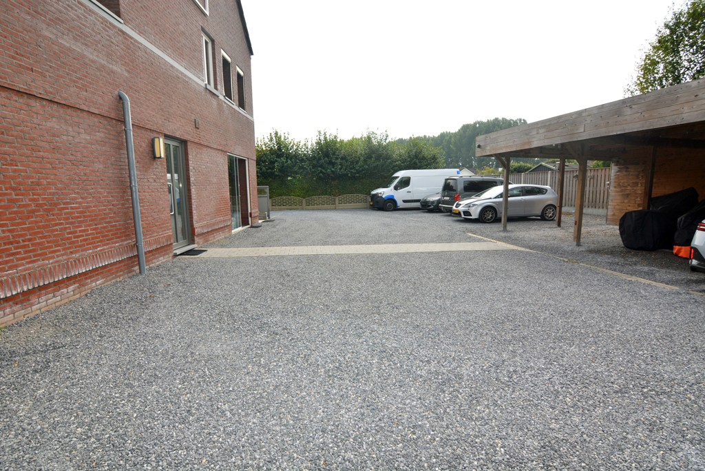 Energiezuinig duplex-appartement met 2 slpk, terras en carport met berging. 