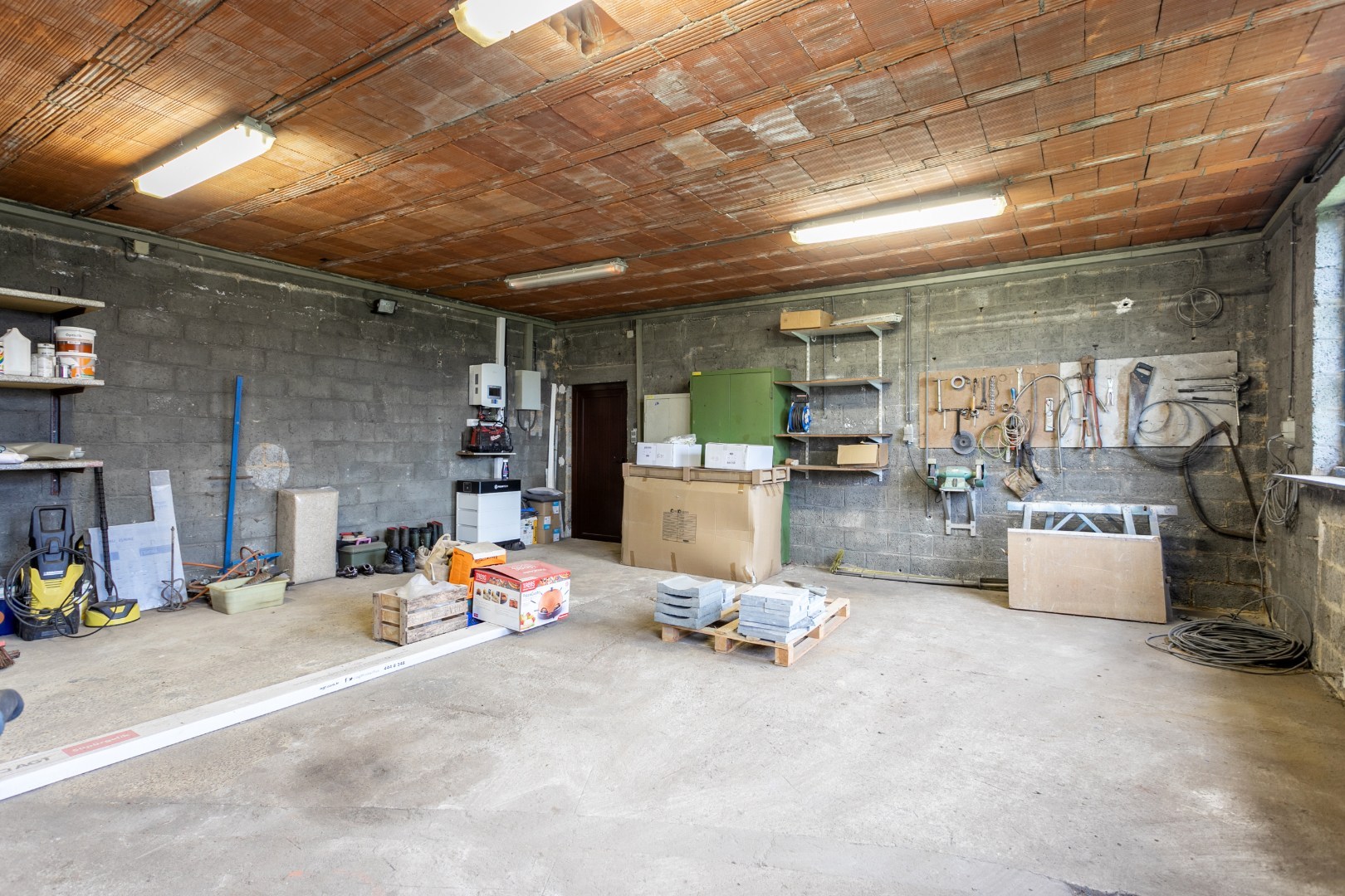 Ruime woning met naastgelegen bouwgrond en loods 