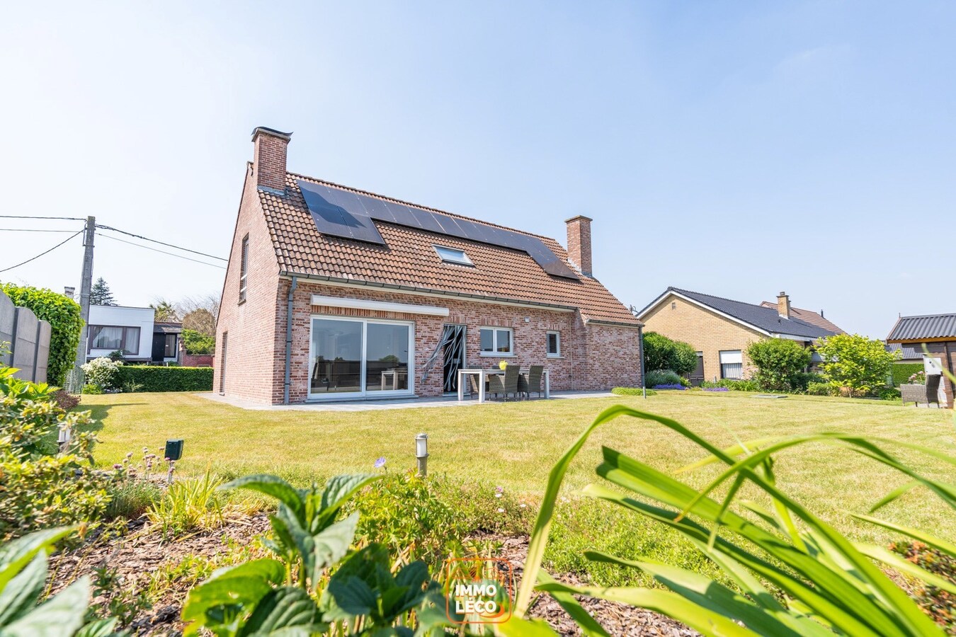 Villa « semi plain-pied » idéalement située avec 4 chambres, jardin, garage et parking, COUP DE CŒUR ABSOLU ! 