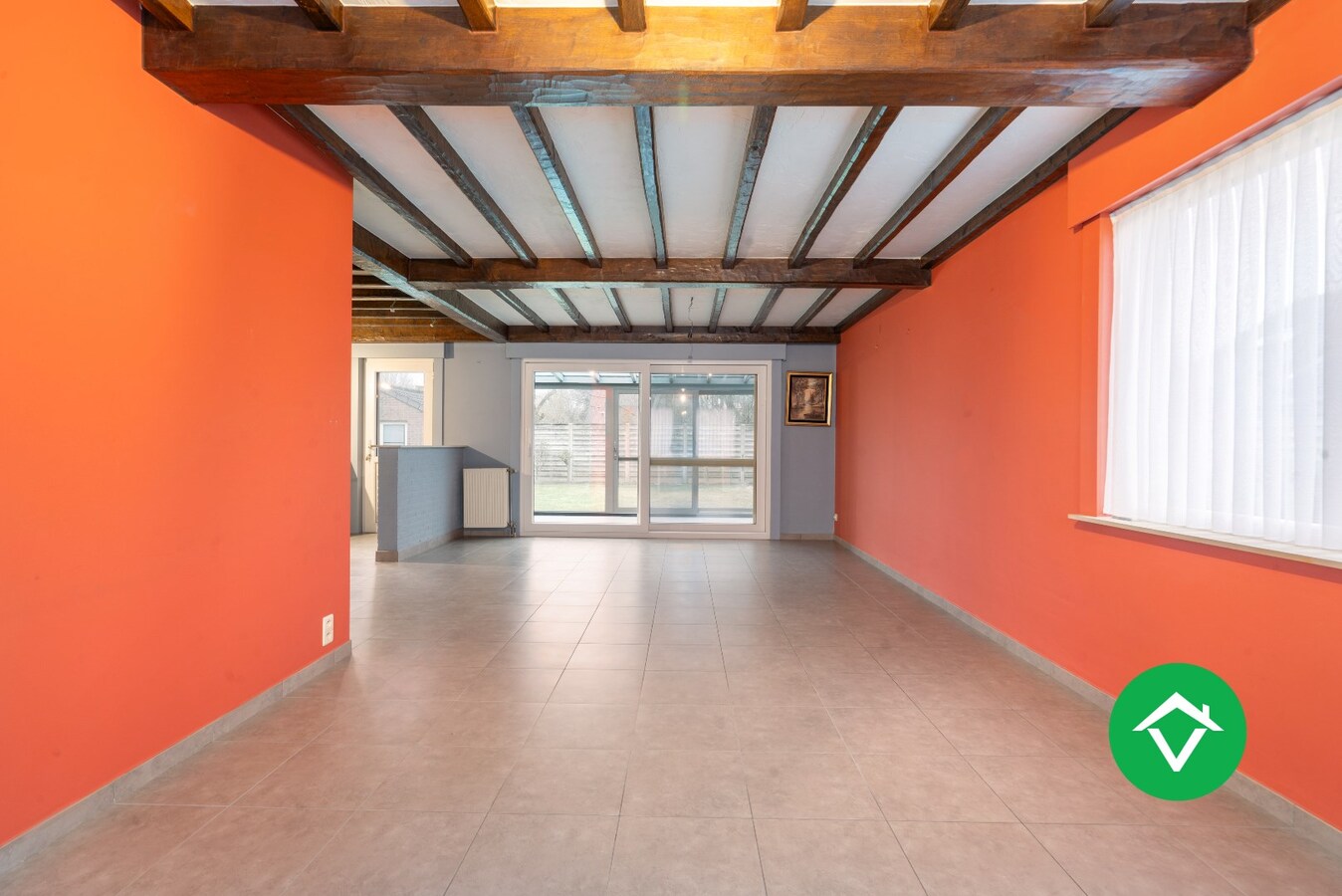 Ruime alleenstaande woning met 3 slaapkamers, tuin en garage te Roeselare 