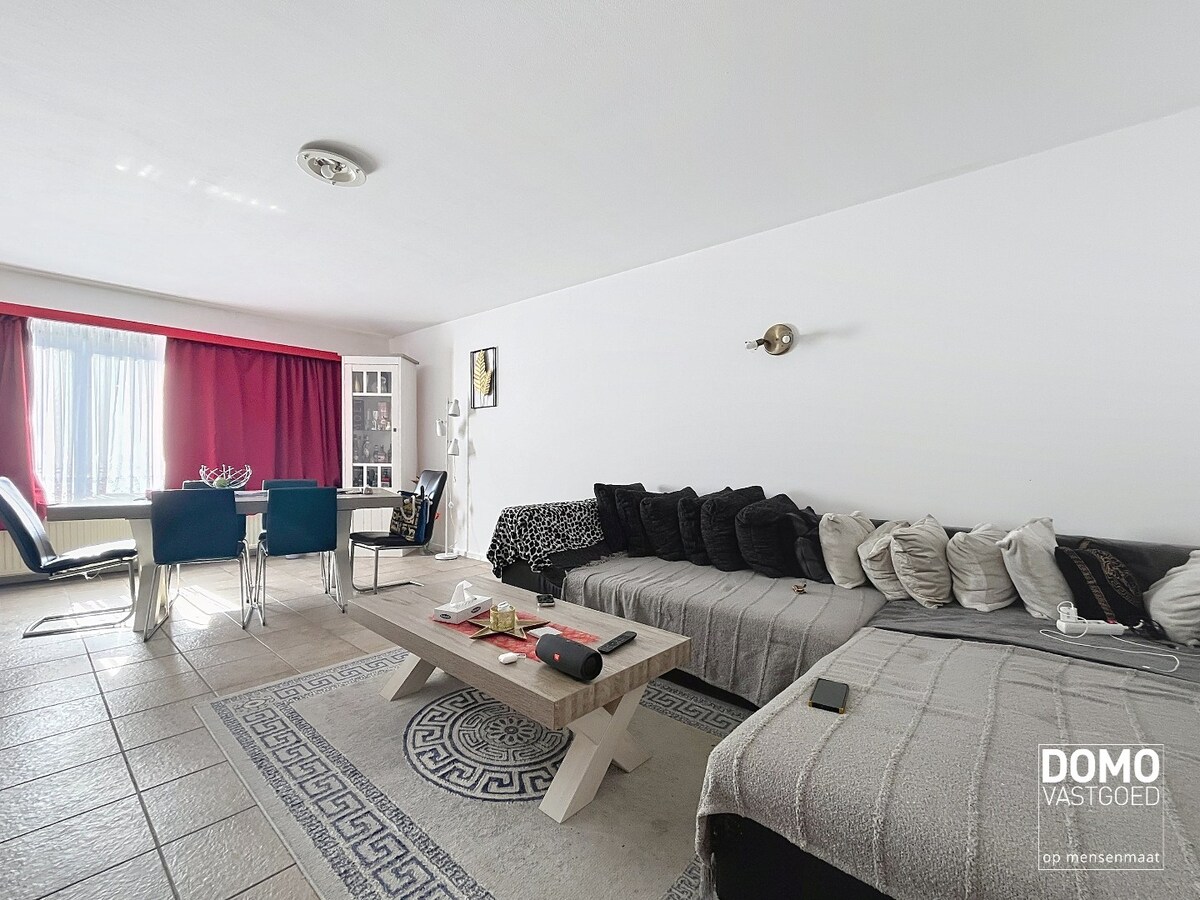 GELIJKVLOERS APPARTEMENT MET 2 SLAAPKAMERS EN GARAGE GELEGEN IN HET CENTRUM VAN BERINGEN 