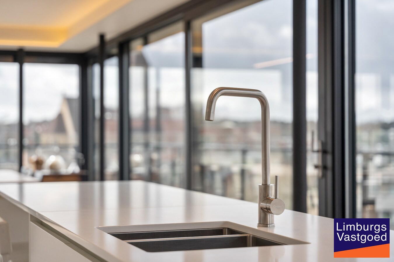 Exclusief penthouse met ruim terras, 2 slpk, dubbele autostaanplaats, centrum Genk 