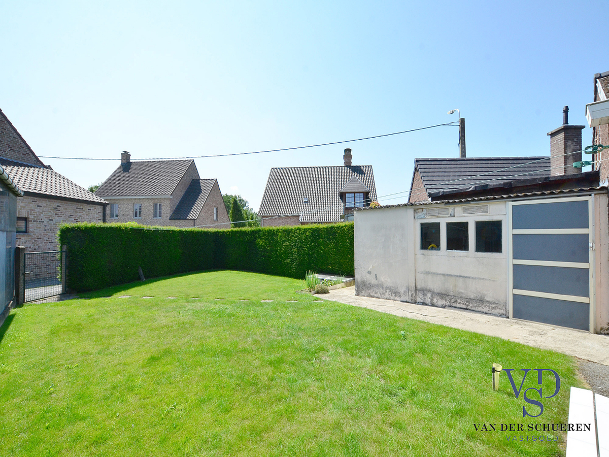 Degelijke woning met tuin en afz. garage. 