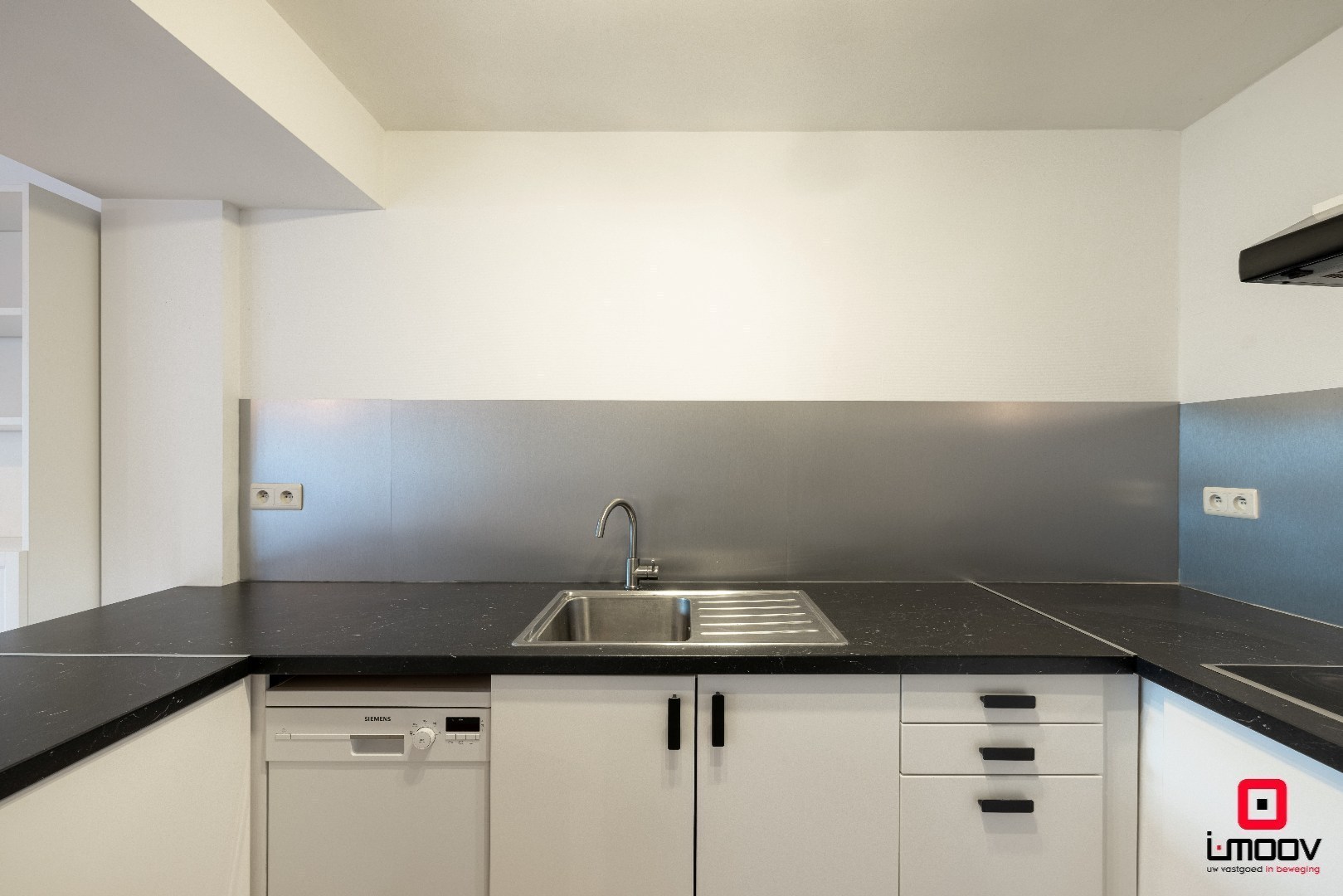 Instapklaar, lichtrijk tweeslaapkamer souterrain-appartement met groot terras &amp; garagebox in topligging – Patijntjestraat Gent 