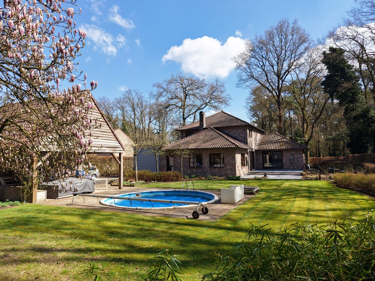 Prachtige villa met 3 slaapkamers en praktijk/kangoeroewoning met ZW-tuin op 1.892 m² 