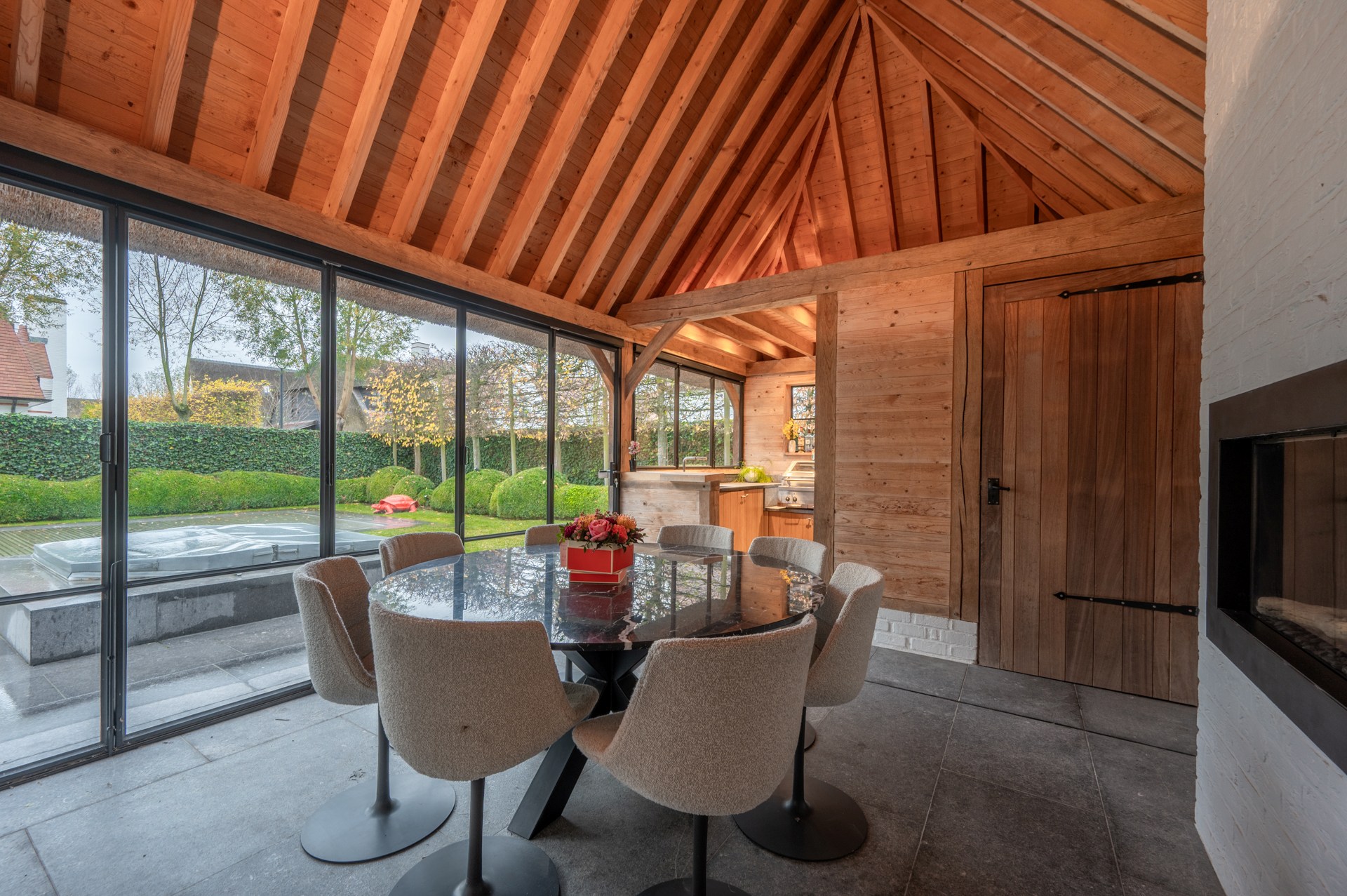 Villa exclusive entièrement meublée avec 5 chambres, piscine et double garage - emplacement prestigieux et calme près du Zoute. 