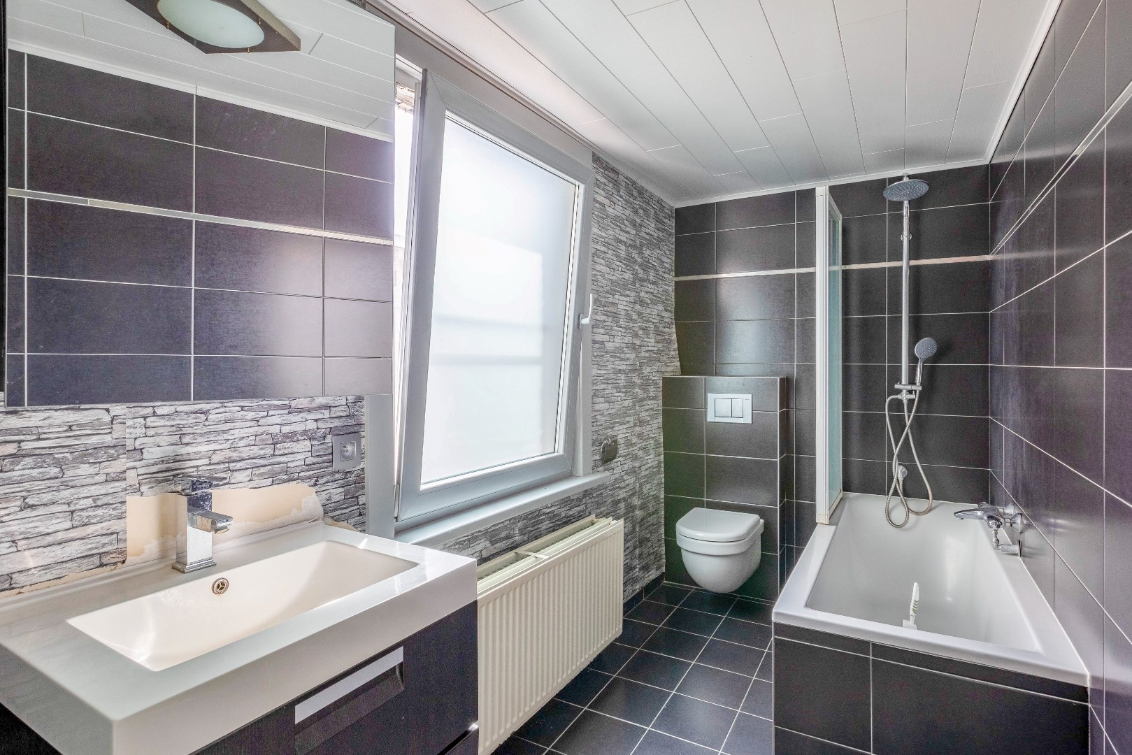 Toffe woning in rij met ingerichte tuin en garagebox 