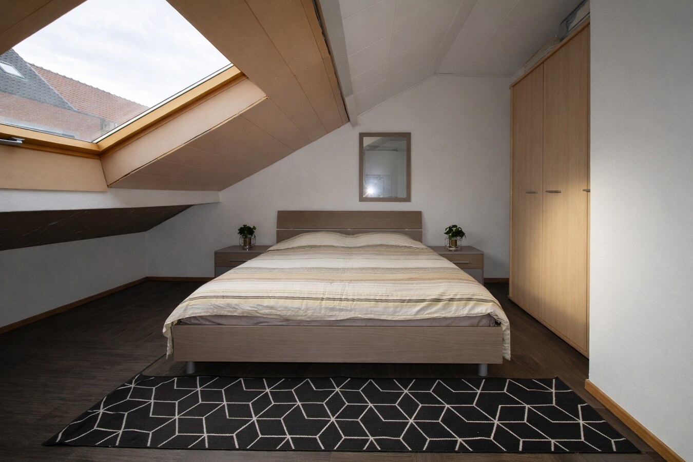 Te koop: Centraal gelegen stadswoning met drie slaapkamers en dakterras in hartje Sint-Niklaas! 