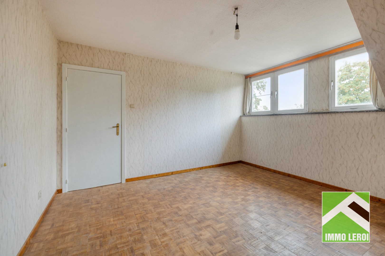 Slaapkamer 1 vooraan met doorgang nachthal