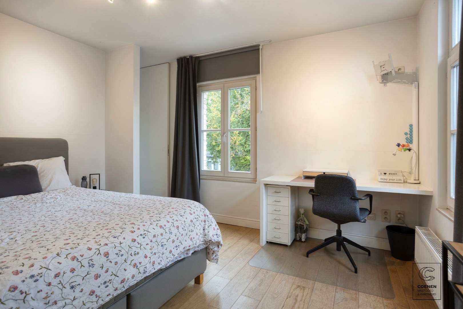 Prachtige woning met een bew. opp. van 302 m², 6 slpk, 3 bk en prachtige tuin met zwembad 