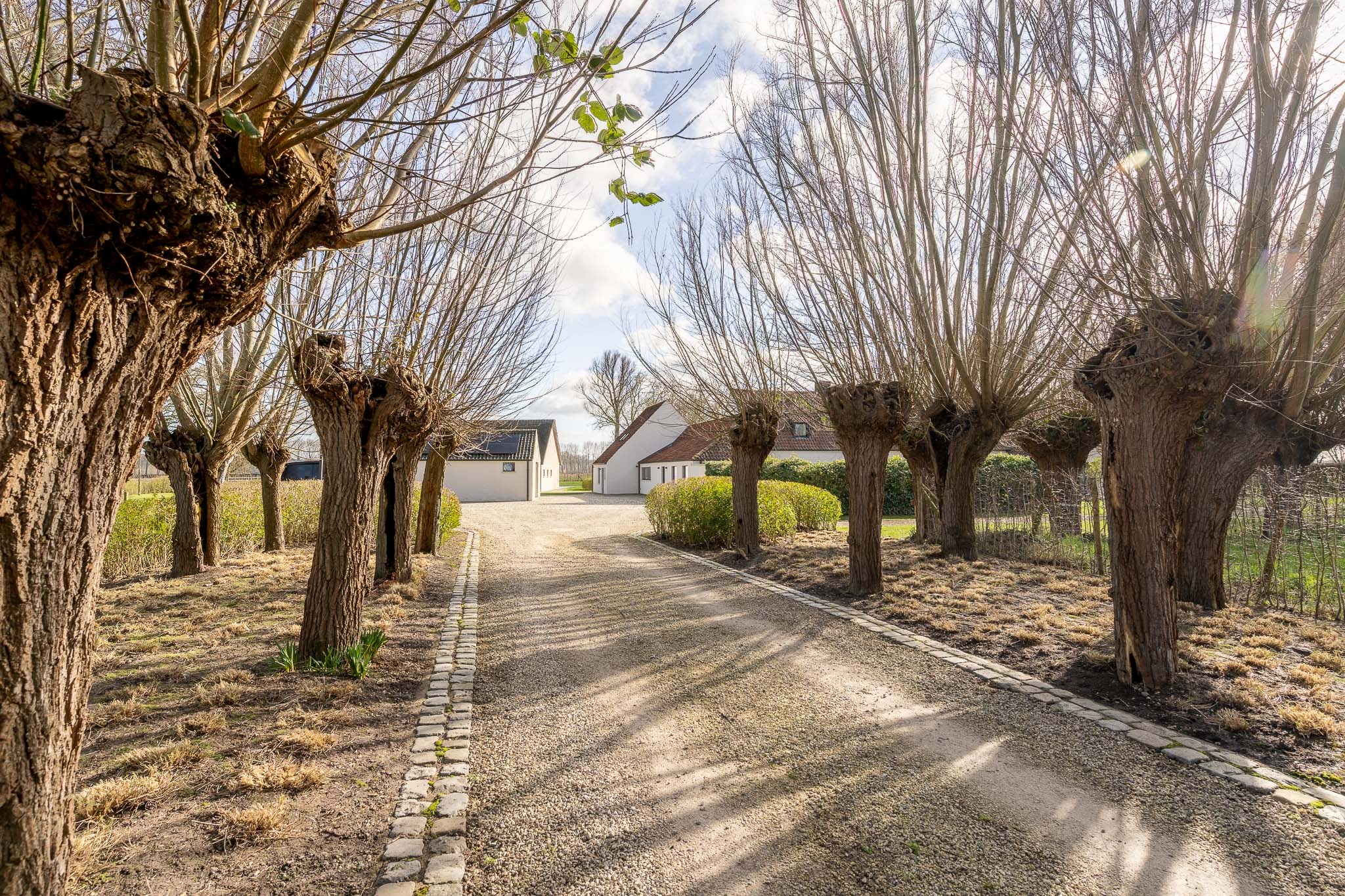Uitzonderlijk gerenoveerde Hoeve met bijhuis op een domein van 1,5 hectare 