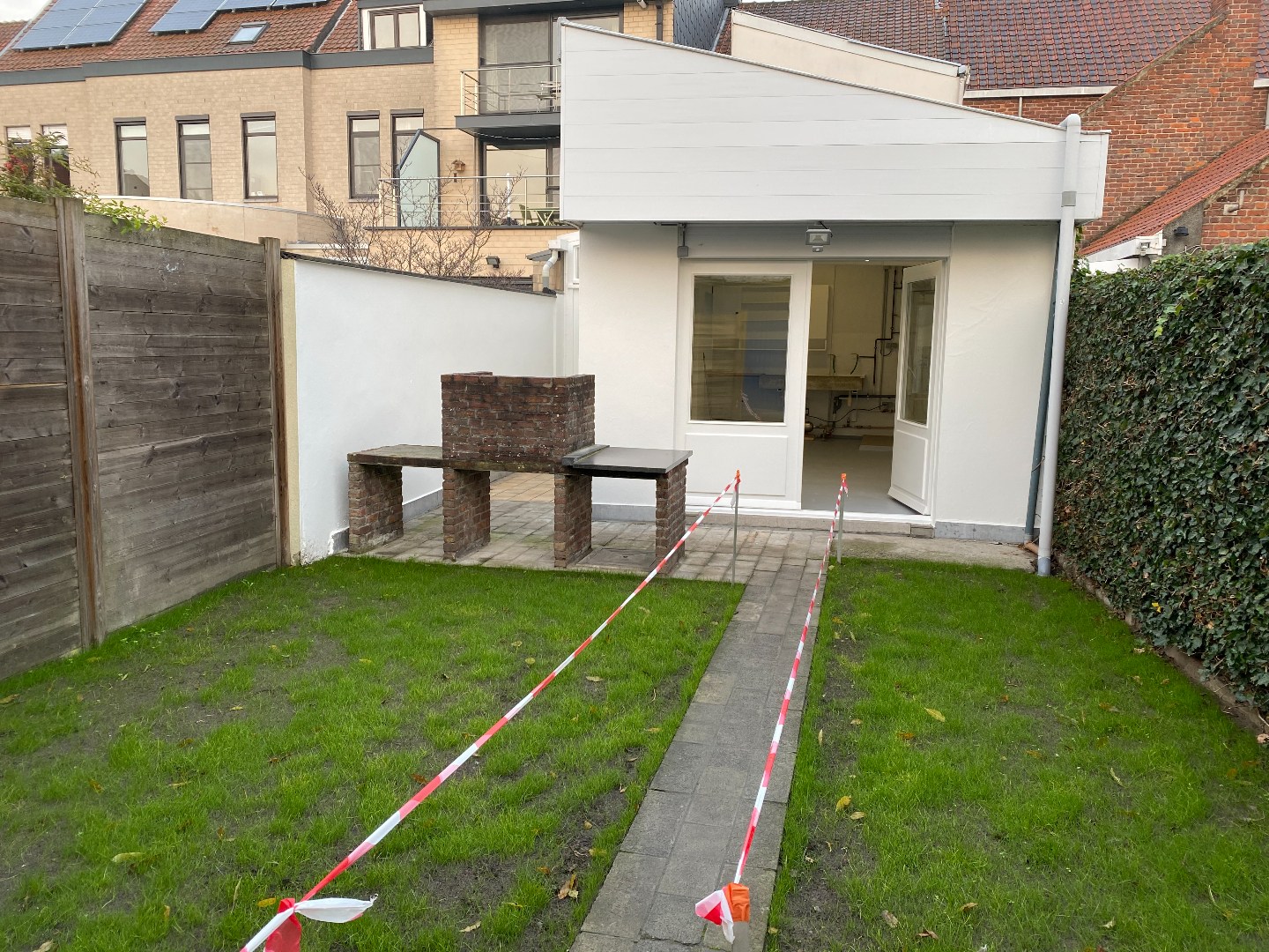 Verrassend ruime en gerenoveerde stadswoning met garage en uitweg! 