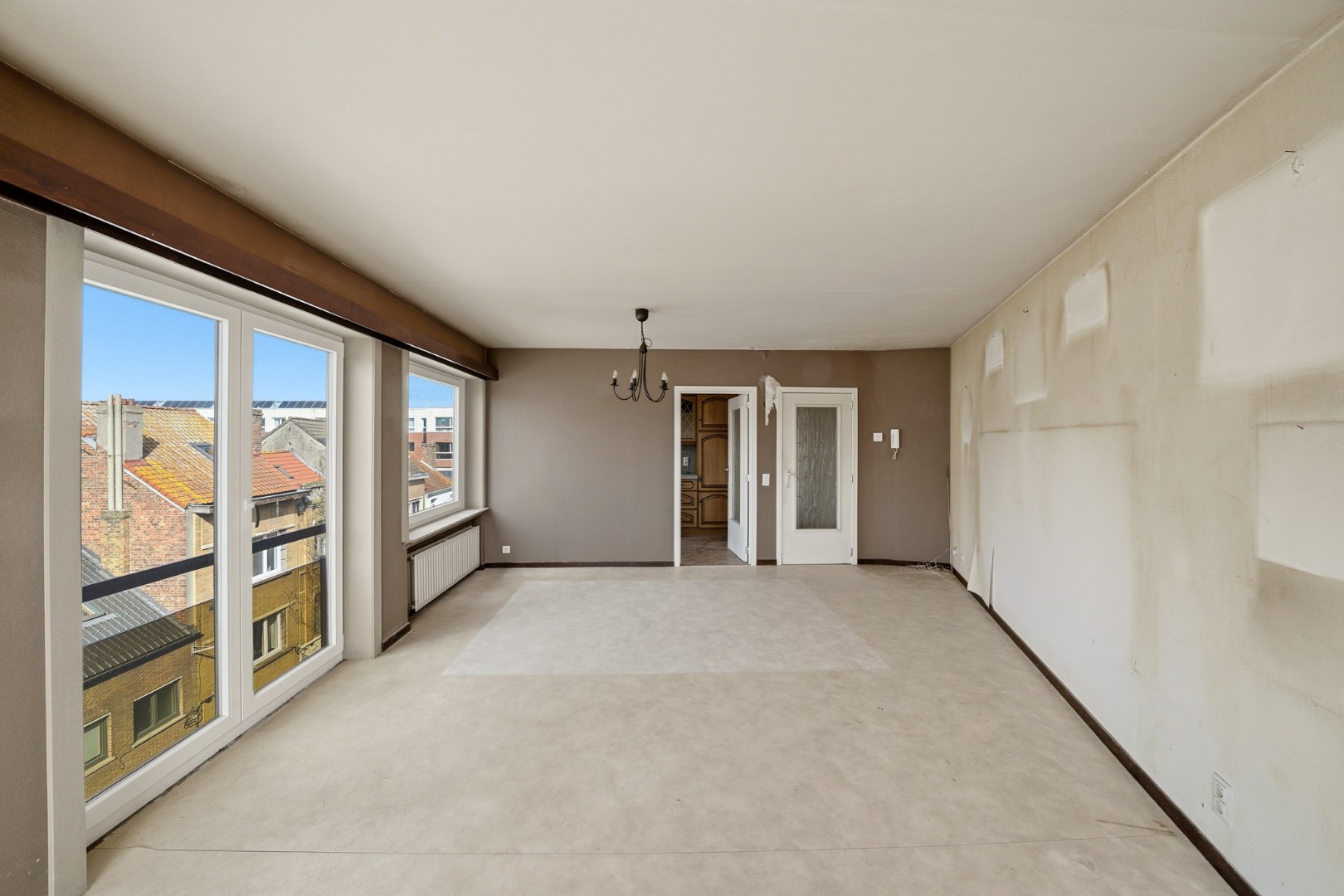 Op te frissen appartement met zicht op het Sint-Catharinaplein in Oostende 