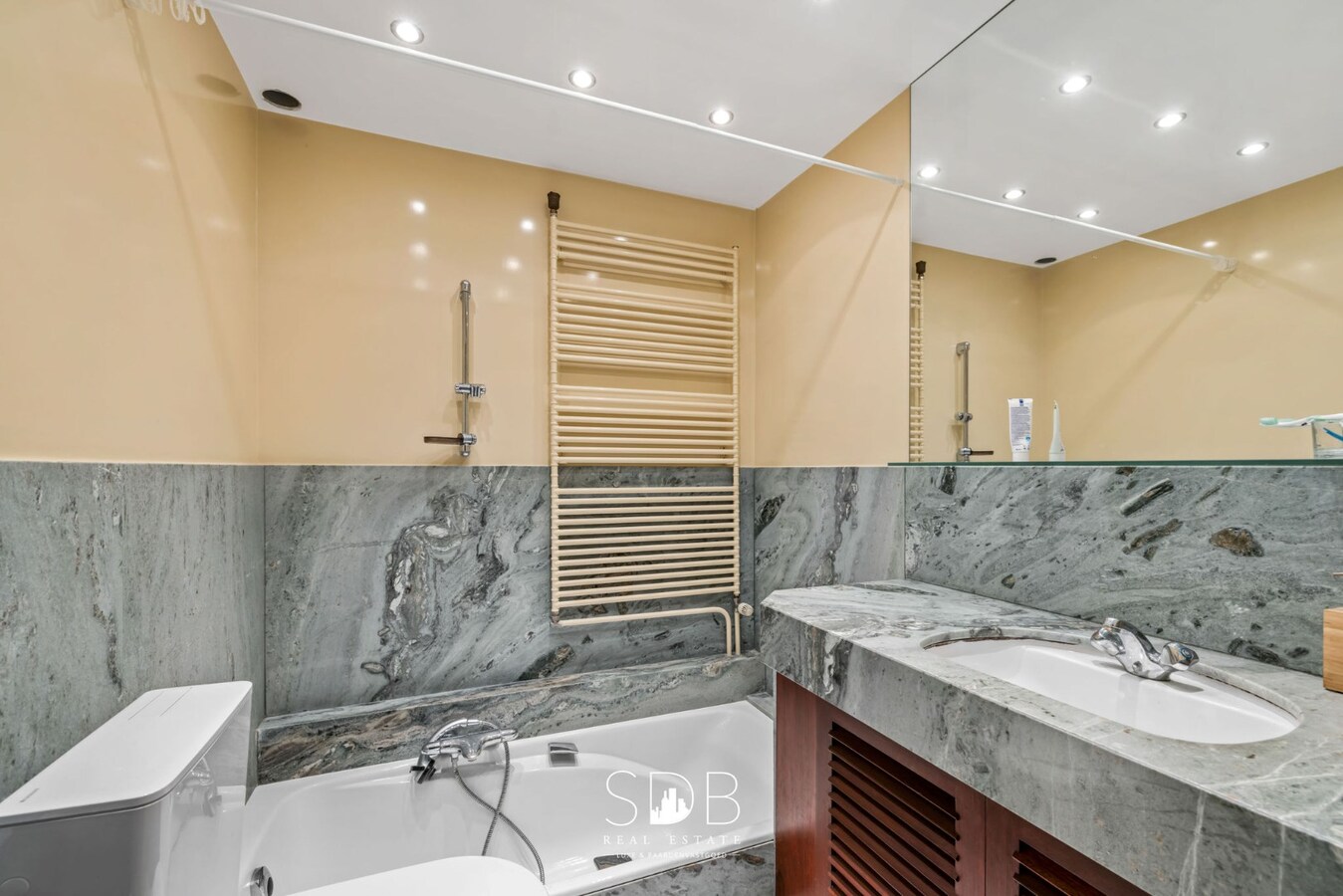 Prachtig kasteel met omringend park, weilanden en stalgebouw op circa 5hectare 