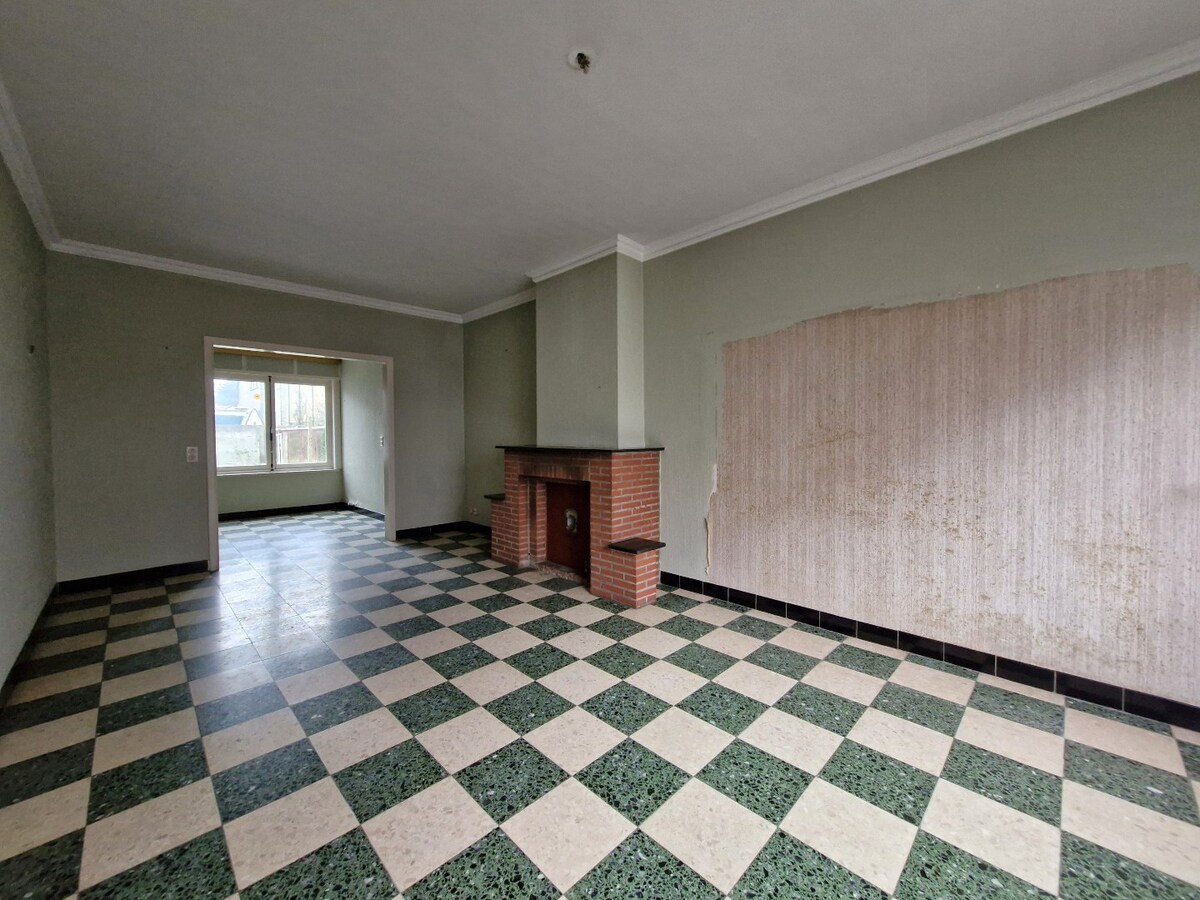 Te renoveren volumineuze gezinswoning met diepe garage in het hart van Knokke. 