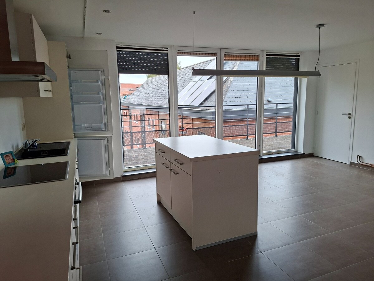 Beau duplex avec grand living traversant 