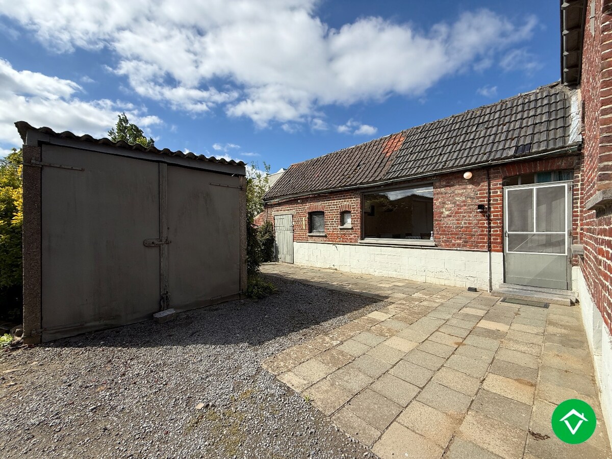 Ruime woning met 5 slaapkamers, garage en diepe tuin te Houthulst 