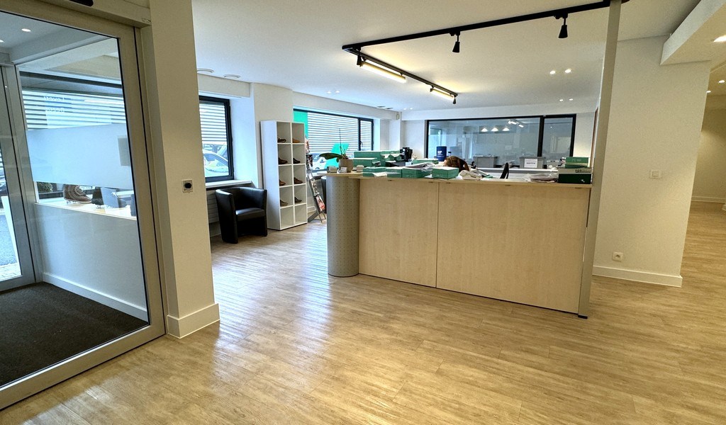 Magazijn met kantoren te huur in Merelbeke-Melle