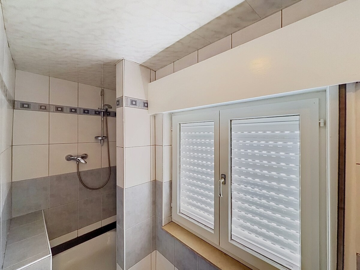 Ruime woning met 4 slaapkamers, garage en tuin op wandelafstand van centrum Sleidinge! 