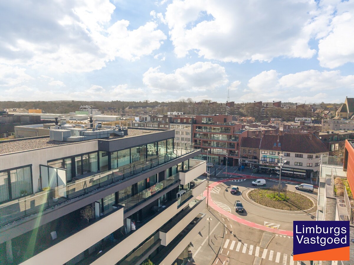 Exclusief penthouse met ruim terras, 2 slpk, dubbele autostaanplaats, centrum Genk 