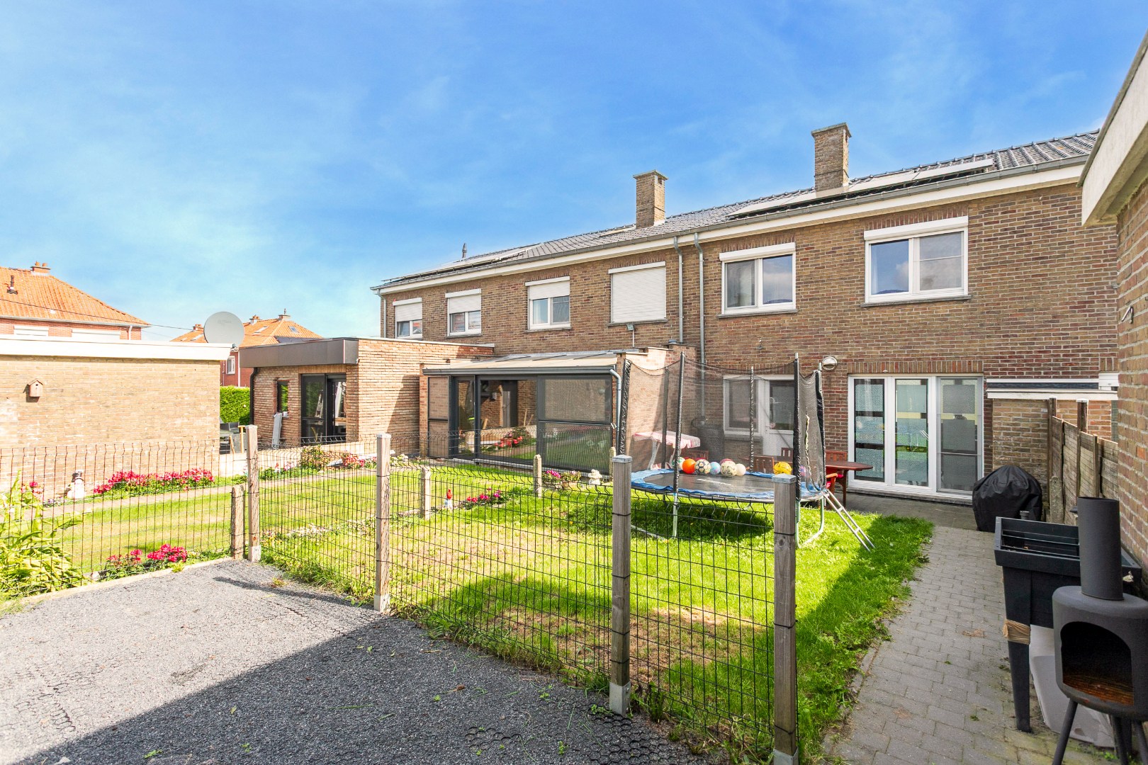 Instapklare woning met 3 slpk, tuin en garage te Lembeek 