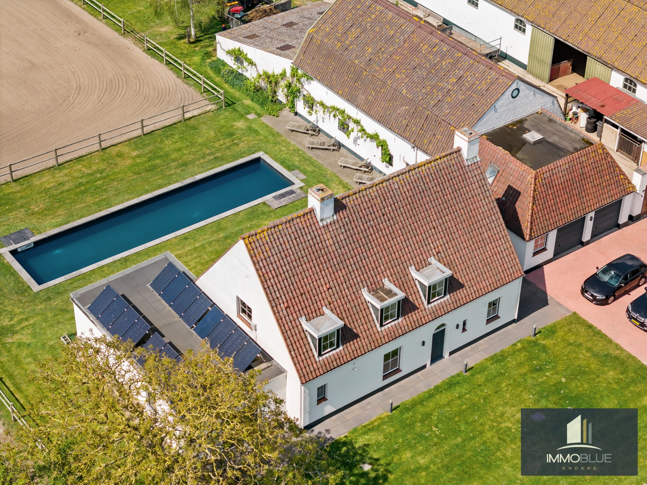 Domaine idylliquement situé avec maison rénovée, espace professionnel et installations équestres étendues. 