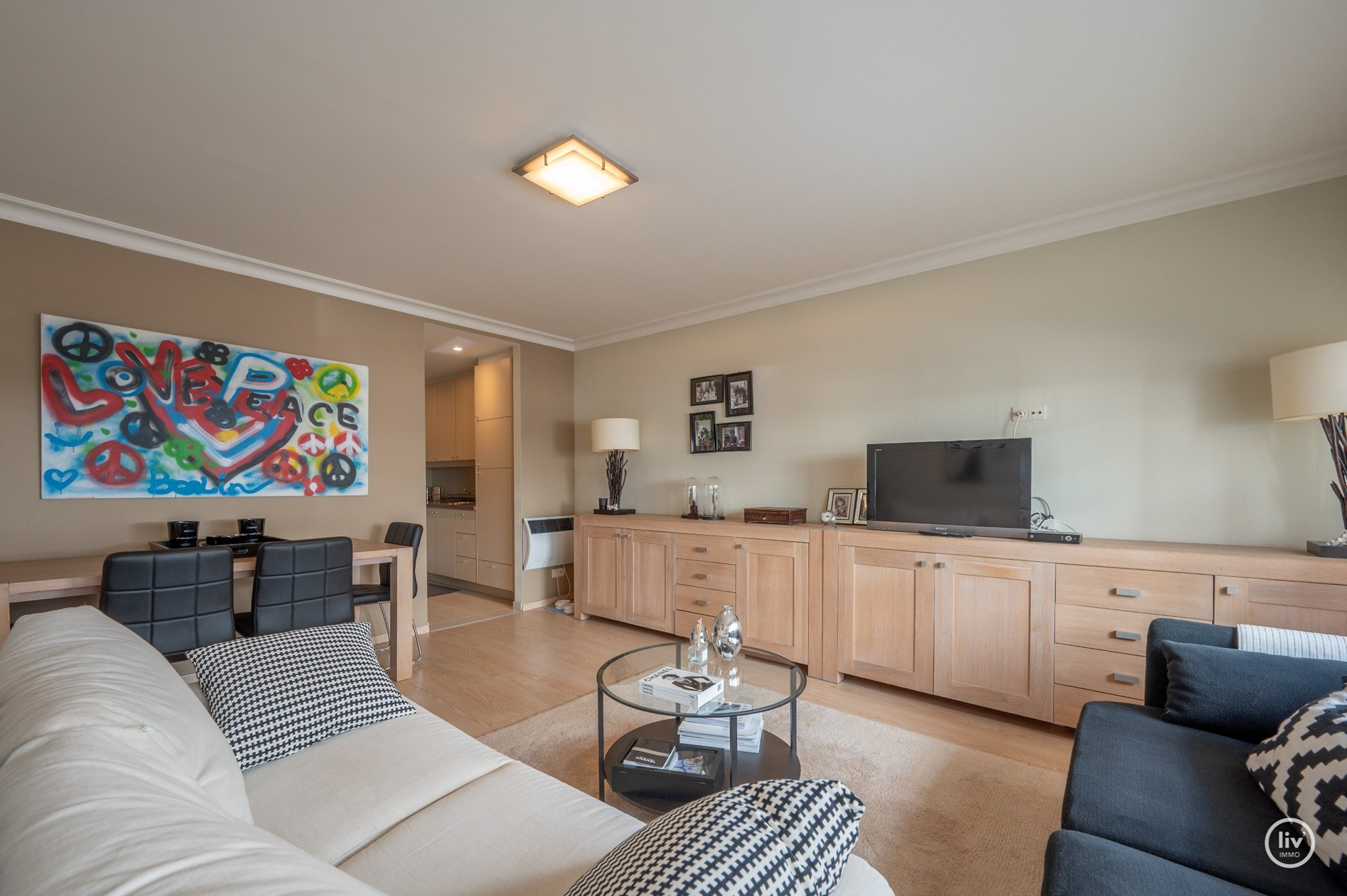 Smaakvol afgewerkt en tevens gemeubeld 1 slaapkamer appartement ideaal gelegen nabij Dumortierlaan. 