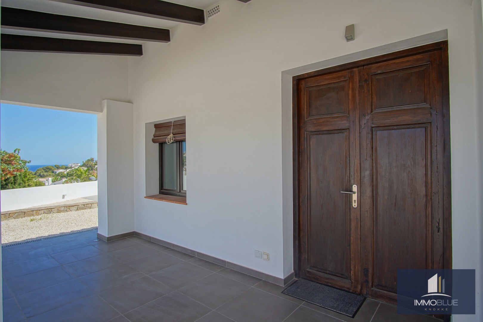 Charmante villa met aangekoppeld bijgebouw met een open uitzicht op de zee. 