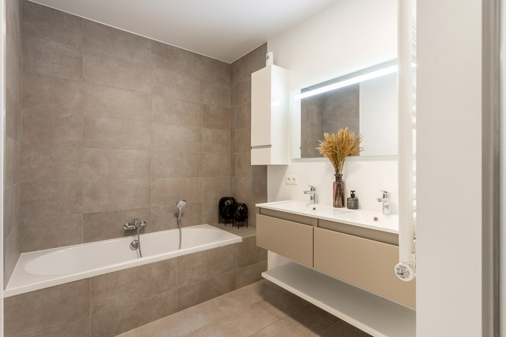 Recent gelijkvloers appartement met terras in Halle 