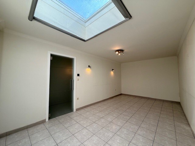 Duplex appartement met 2 slaapkamers en dakterras in het centrum van Maaseik. 