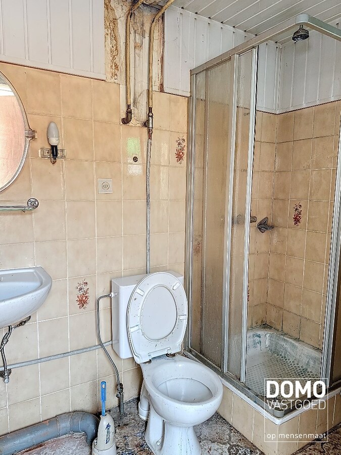 Op te frissen rijwoning met stadstuin gelegen te Hasselt. 