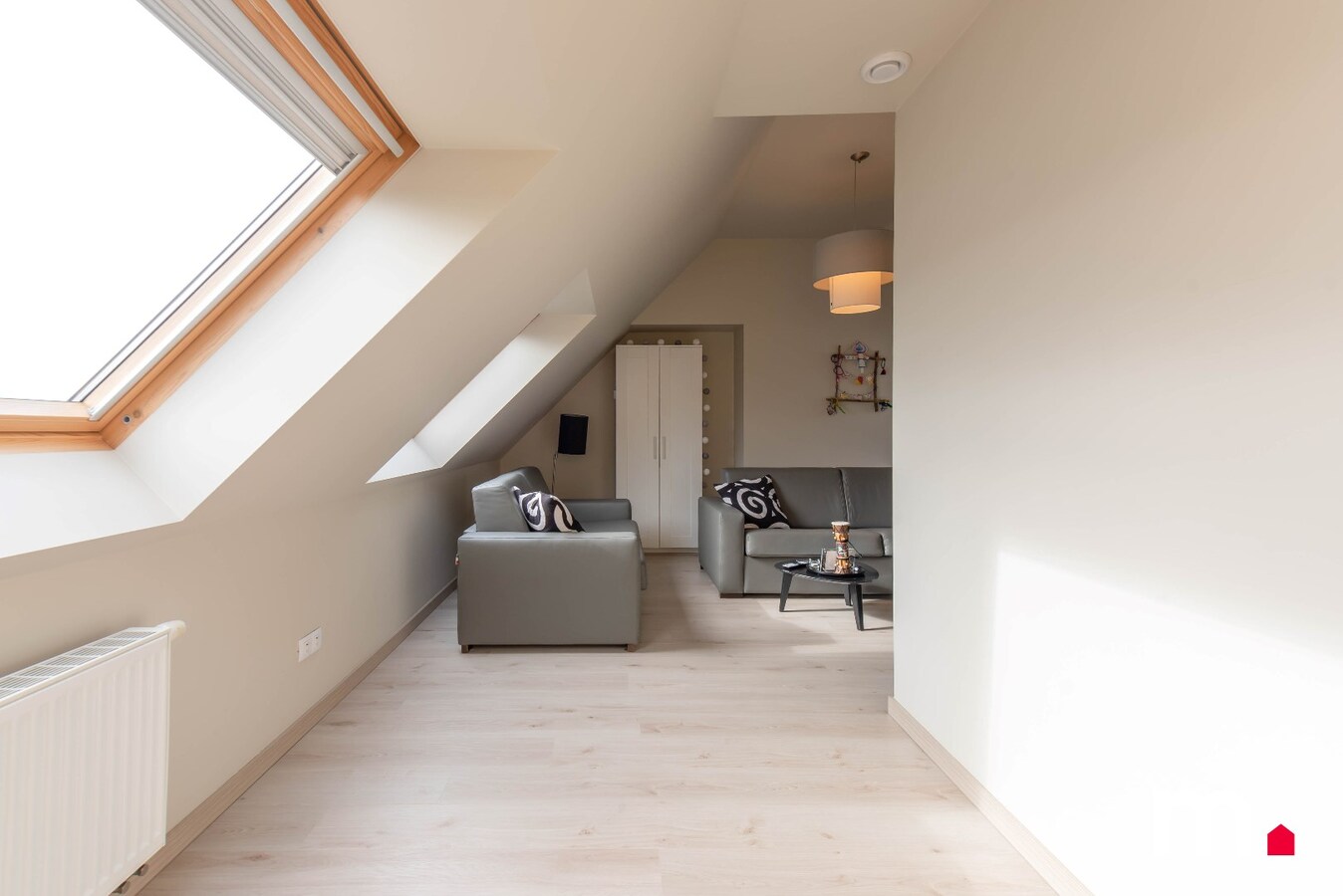 Instapklaar en zeer ruim en lichtrijk appartement 