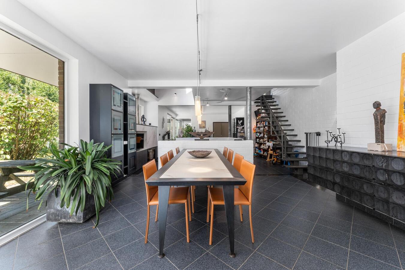 Zéér rustig gelegen woning met 5 slaapkamers en kantoorruimte te Kortemark 