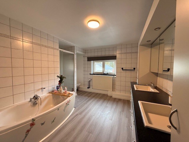 Instapklare gezinswoning met 3 slaapkamers en 2 parkeerplaatsen. 