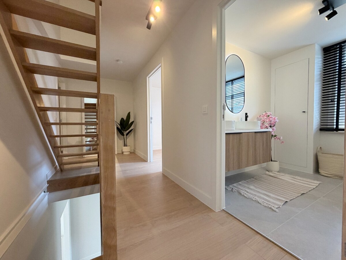 Prachtige ruime woning met 4 slaapkamers en 2 badkamers ! *** NONO INSPIRED *** 