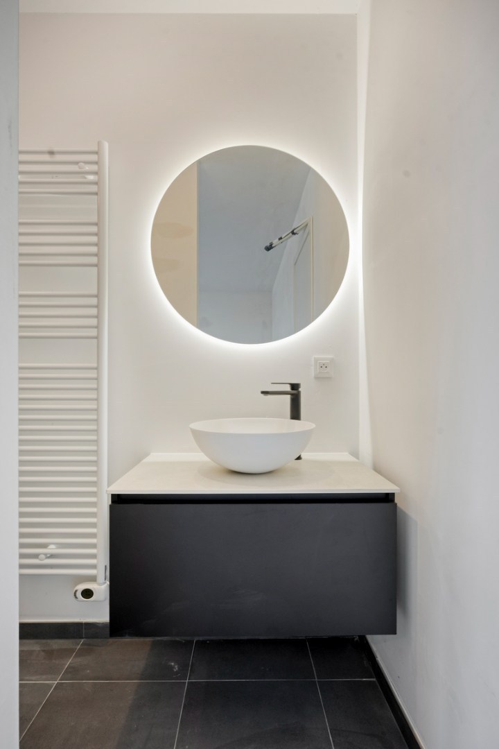 Instapklare woning met zeer goede afwerking, 3 slaapkamers, 3 badkamers, tuin, terras en autostaanplaats in het centrum van Tienen – EPC 27 kWh/m² - bewoonbare opp. 172 m² 