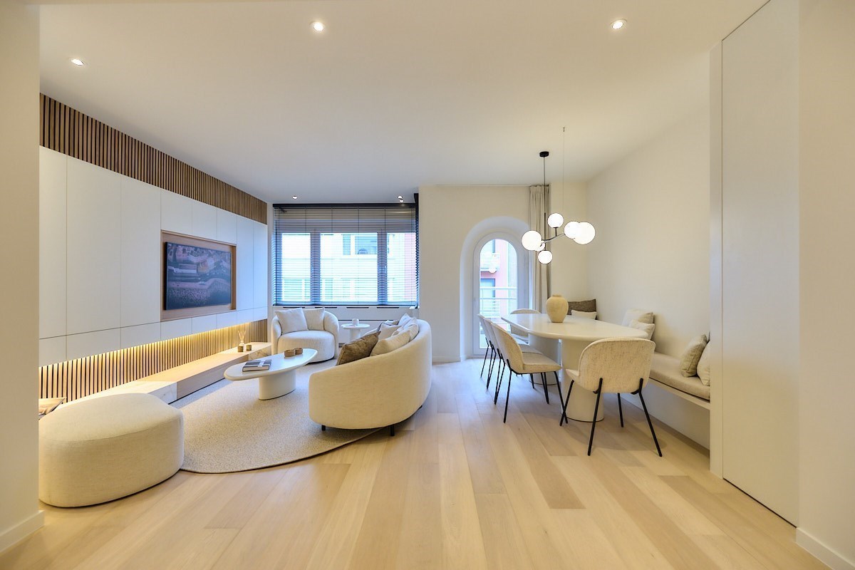 Appartement entièrement rénové avec 4 chambres, situé au centre de Knokke, près de l'avenue Dumortier, avec vue latérale sur la mer. 