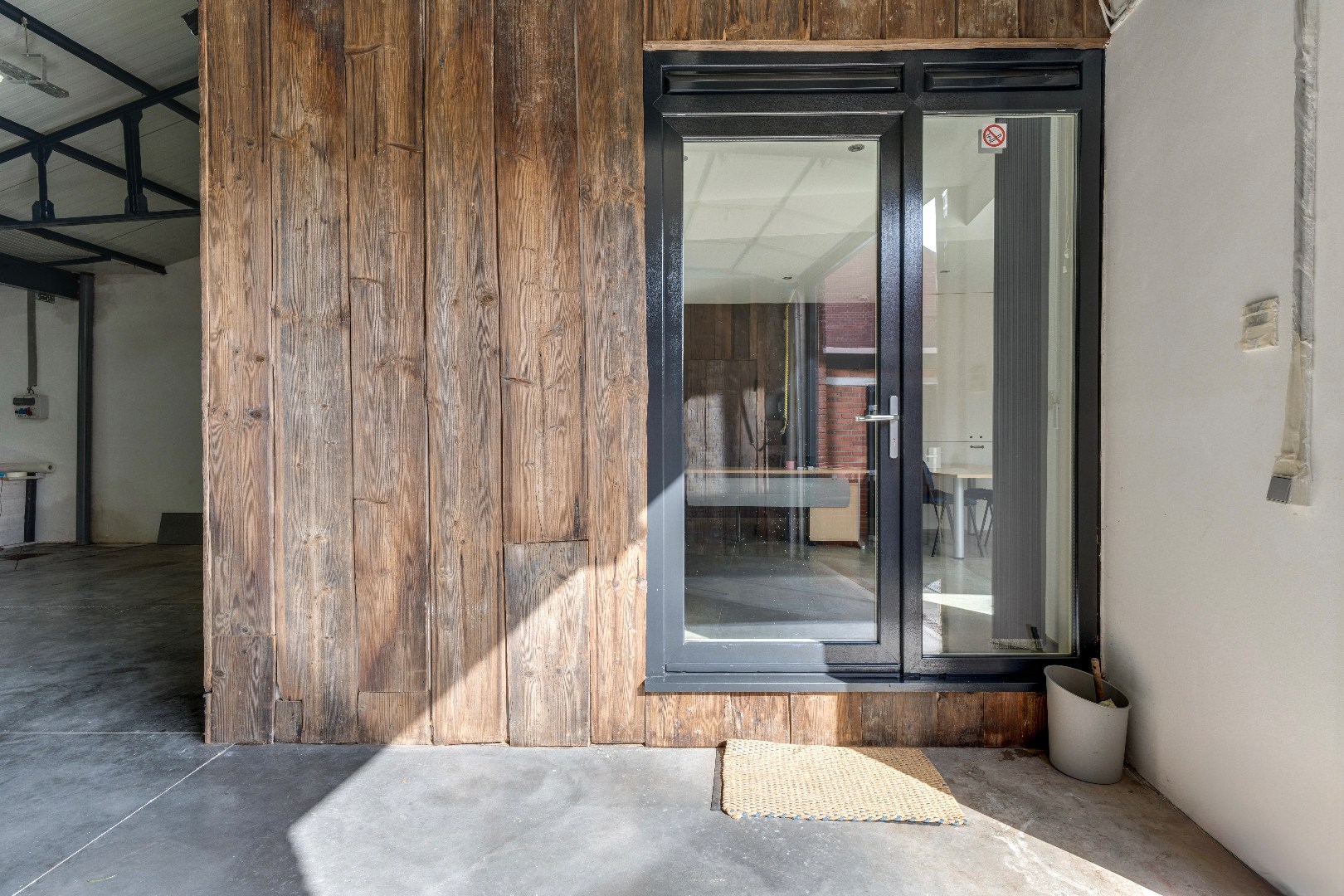 Ruime woning voor gemengd gebruik met loods te koop, wonen en werken op één toplocatie in Zelzate 