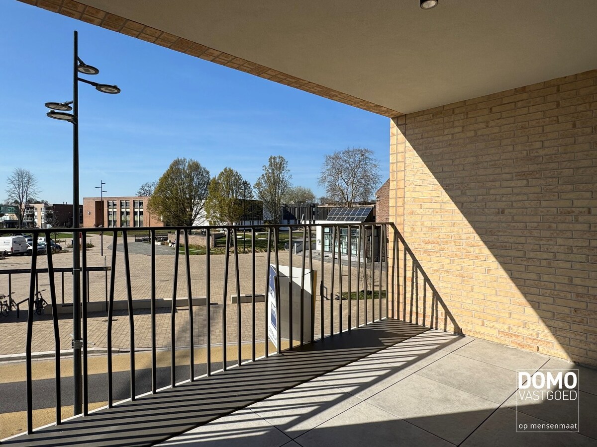 VOLLEDIG AFGEWERKT NIEUWBOUWAPPARTEMENT MET 2 SLAAPKAMERS, TERRAS, ONDERGRONDSE AUTOSTANDPLAATS EN KELDERBERGING IN RESIDENTIE "DE KWINT" TE ZONHOVEN 