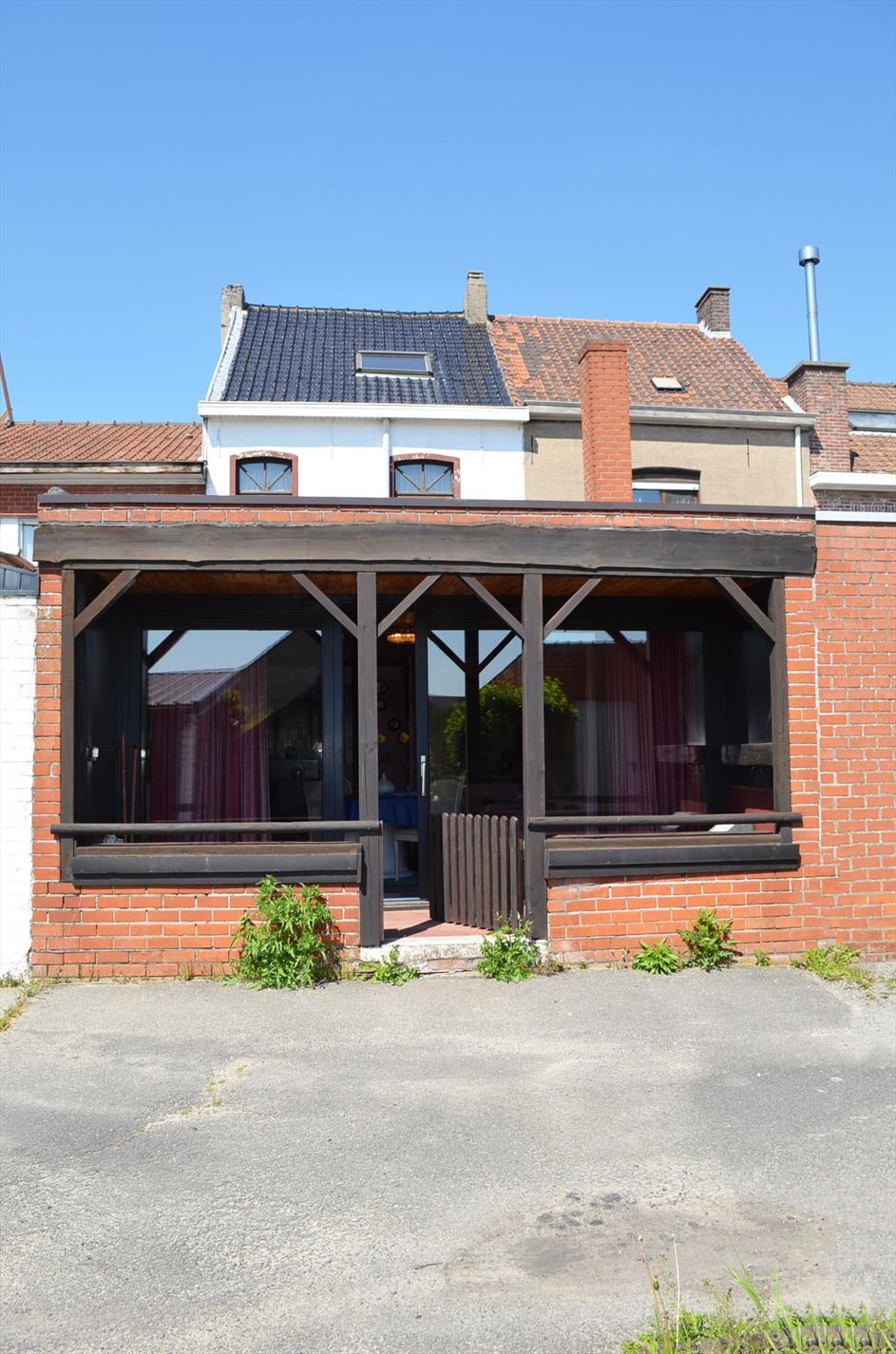 Rijwoning met 2 slpks,  ruime zolder (mogelijk 3de slpk)  &amp; zonnige tuin te Eeklo 