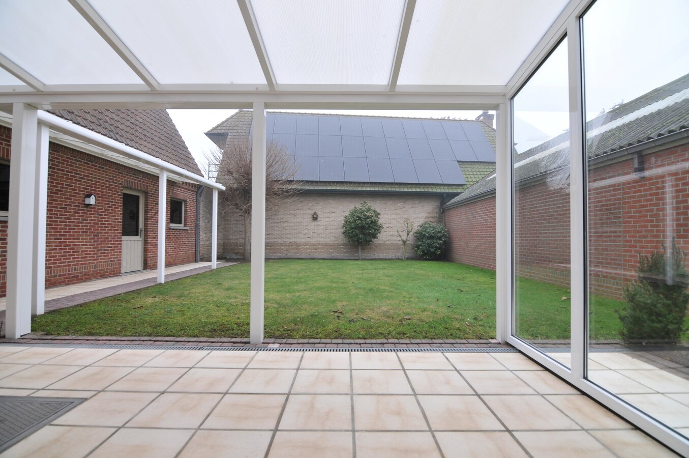 RUIME WONING MET TUIN EN GARAGE 