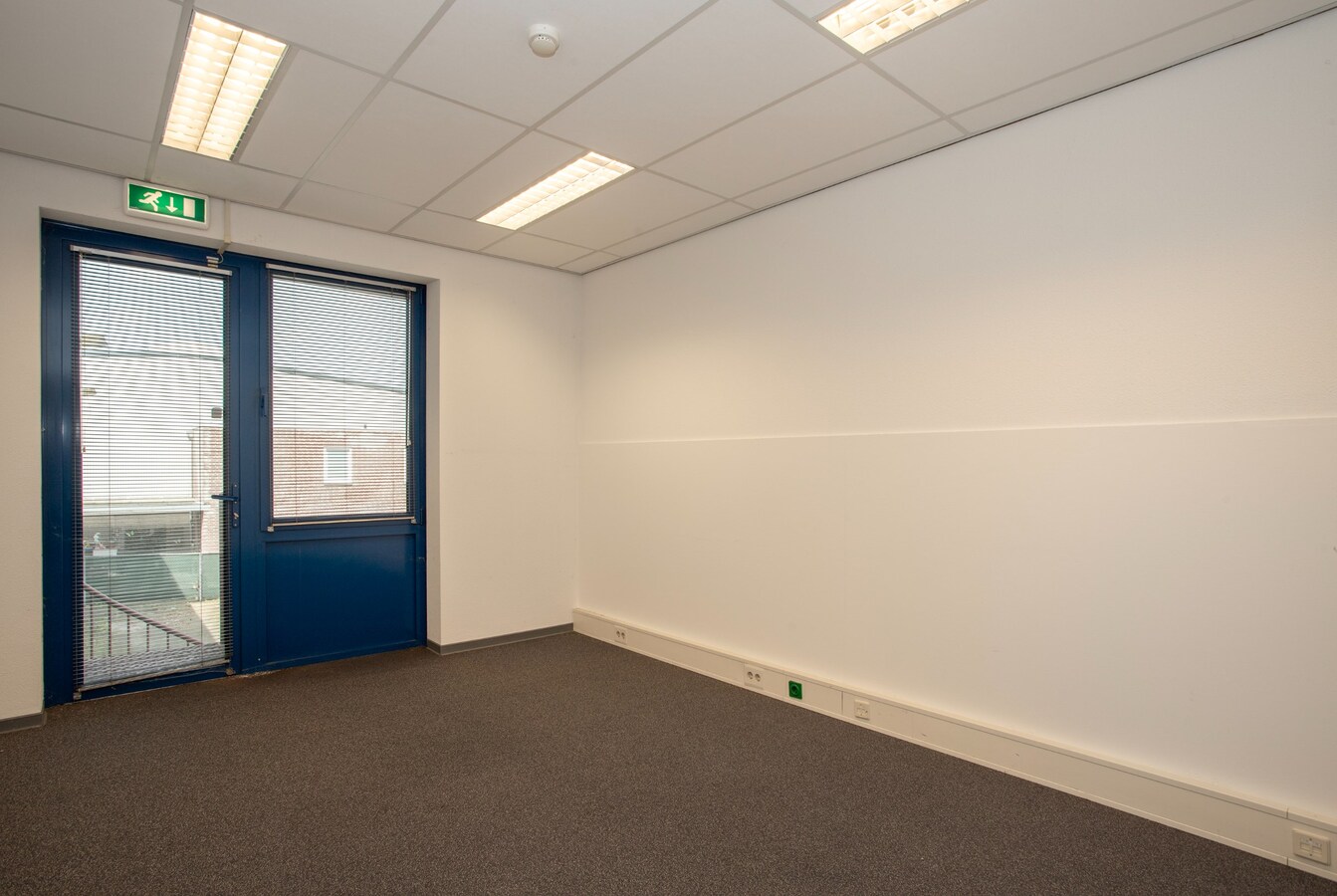 Representatief kantoorpand met 11 kantoorruimtes en circa 20 parkeerplaatsen te huur. 