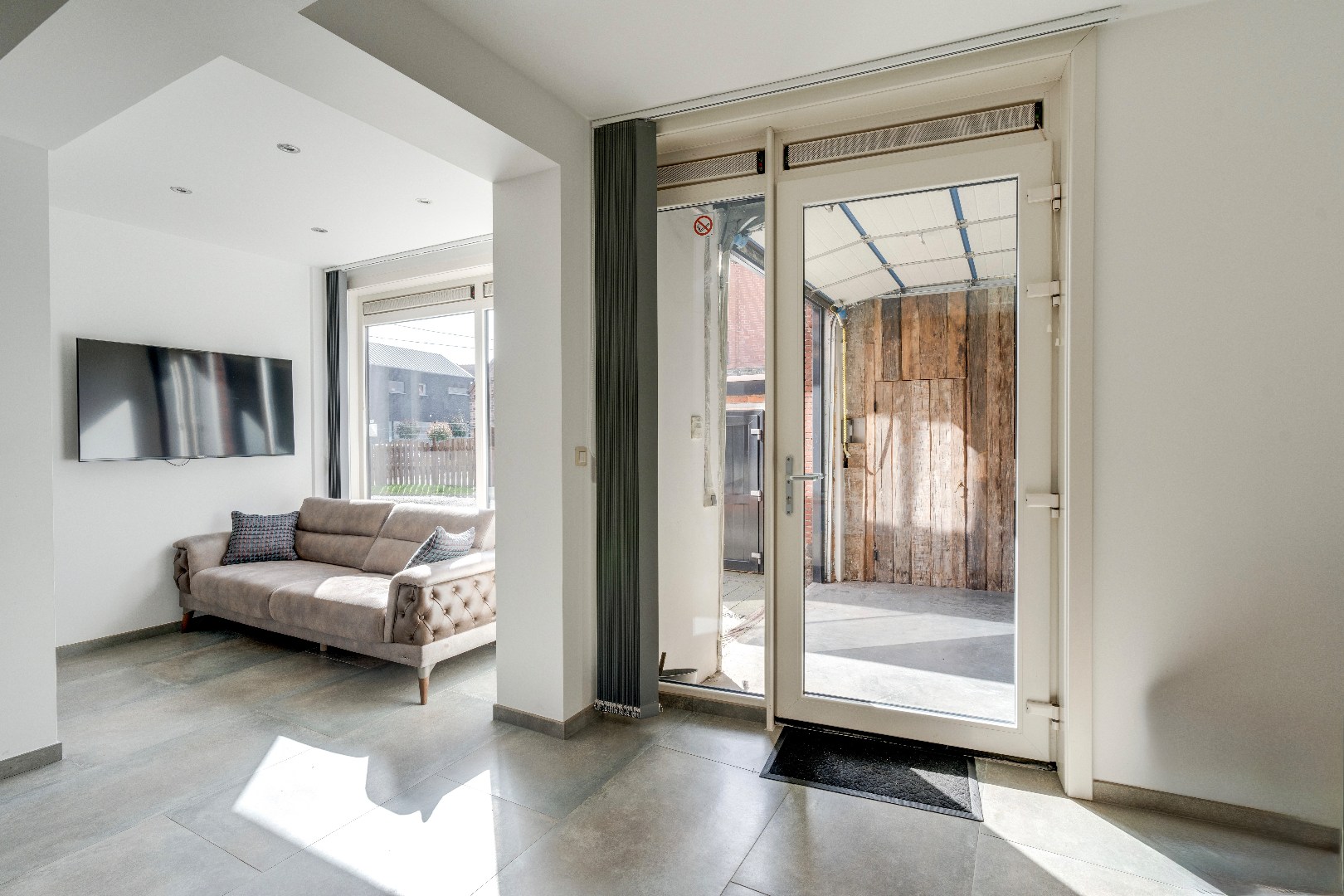 Ruime woning voor gemengd gebruik met loods te koop, wonen en werken op één toplocatie in Zelzate 