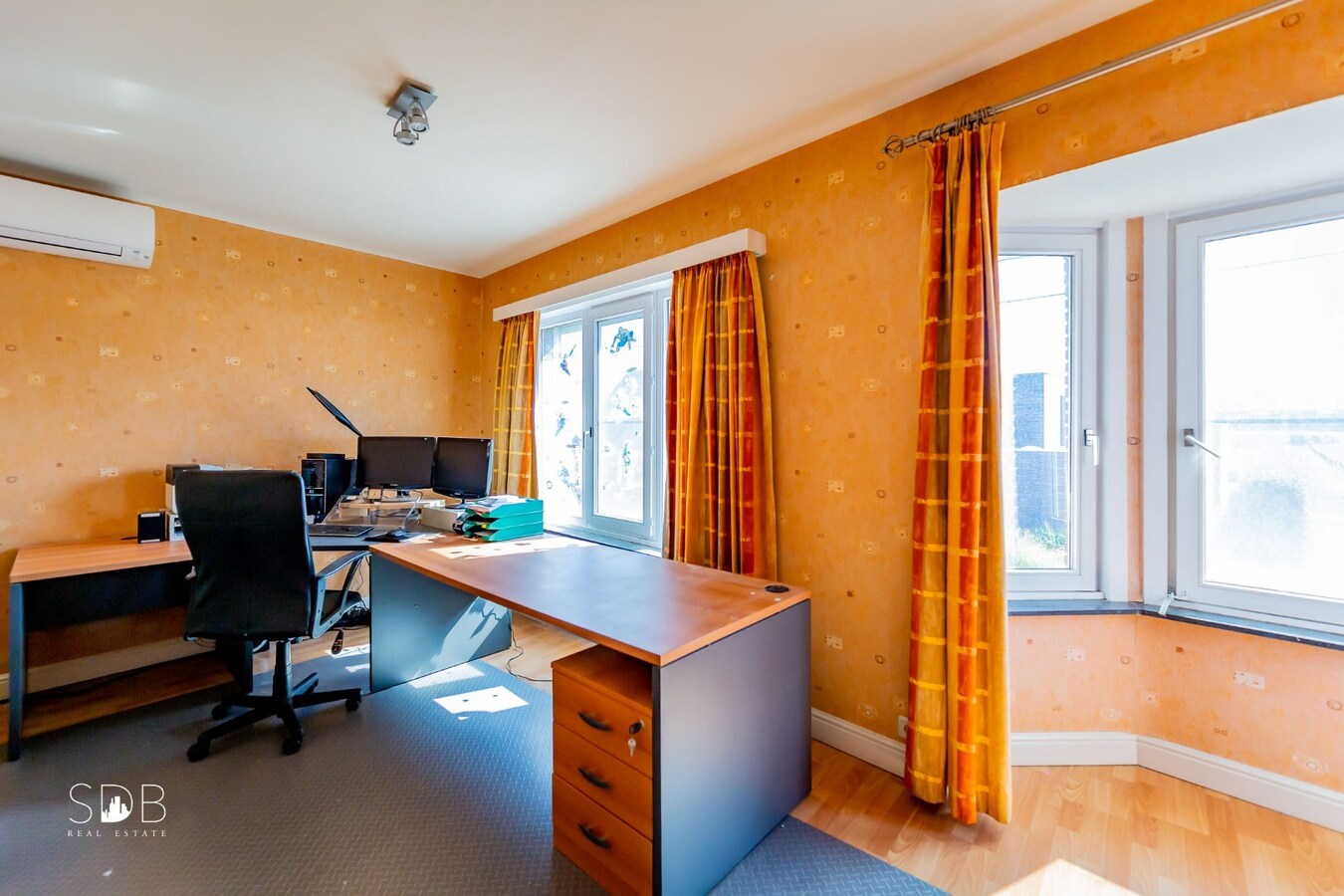 Hedendaagse woning met diverse bijgebouwen op 8.255m² 